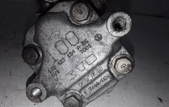 Volkswagen Golf IV Power steering pump 1J0422154A