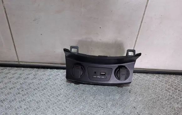 Hyundai i30 USB socket connector 