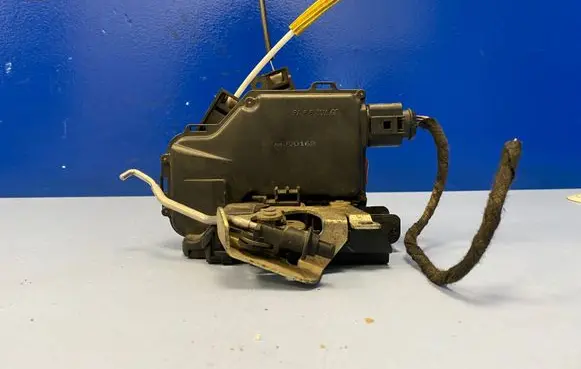 Audi A6 S6 C5 4B Rear door lock 4B0839016B