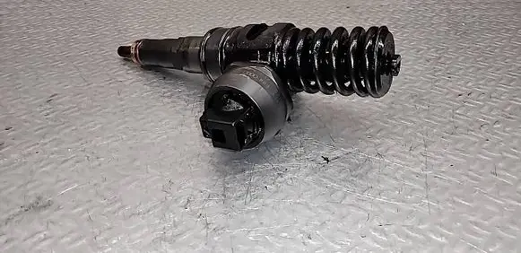 Volkswagen PASSAT B5.5 Fuel injector 038130073AJ