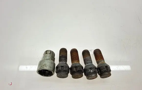BMW 4 F32 F33 Anti-theft wheel nuts and lock 