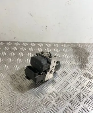 Volkswagen PASSAT B5 ABS Pump 8E0614111