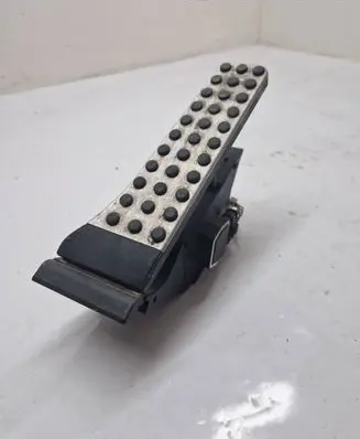 Accelerator throttle pedal