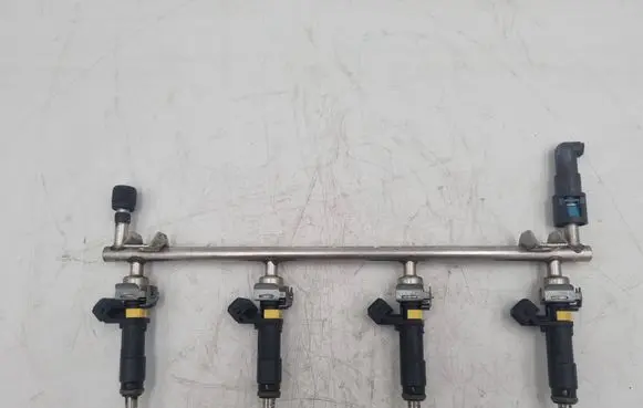 Opel Insignia A Fuel injector 55353806 7110A06045