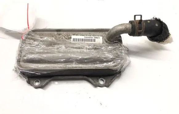 Toyota Avensis T270 Engine oil radiator 15710-0R010-C