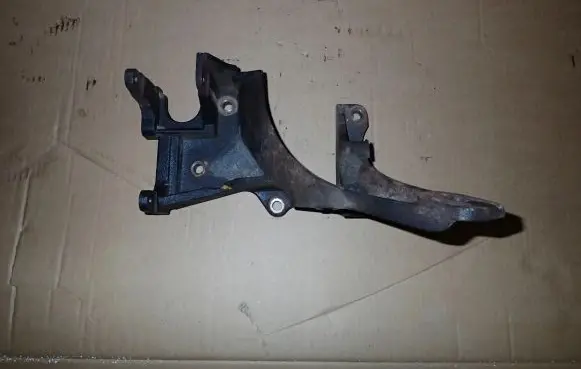 Suzuki Grand Vitara I Engine mount bracket