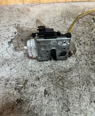Audi A3 S3 8P Front door lock 8L2837016