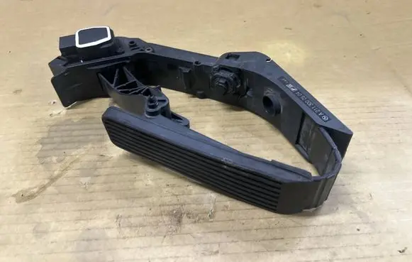 Mercedes-Benz E W211 Accelerator throttle pedal A2113000504 2113000504
