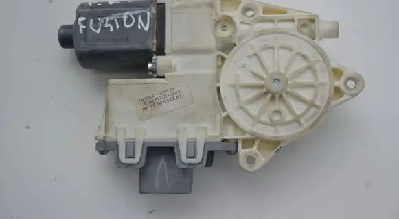 Volkswagen Jetta VI Front door window regulator motor 128000622E
