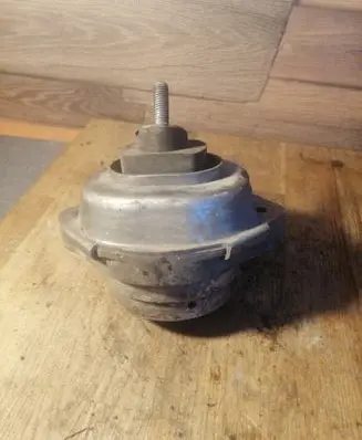BMW X5 E53 Engine mount bracket