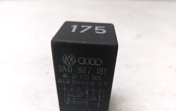 Volkswagen Golf V Glow plug pre-heat relay 3A0927181