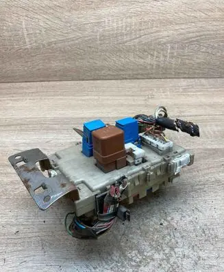 Nissan Almera Tino Fuse module 243504U100 0811002