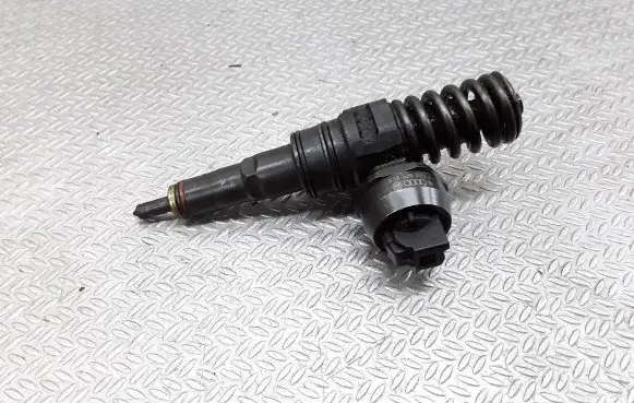 Volkswagen Golf IV Fuel injector 038130073AM