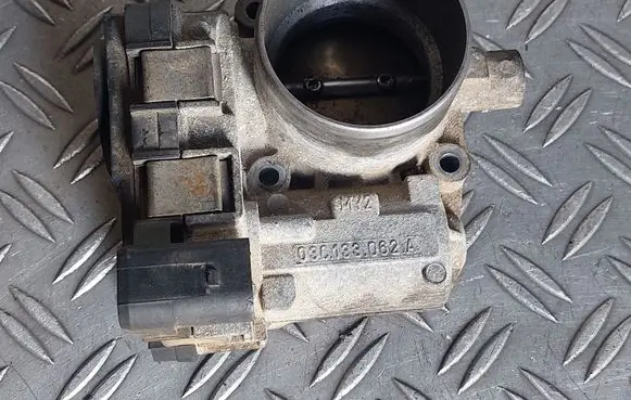 Volkswagen Golf V Throttle valve 03C133062A