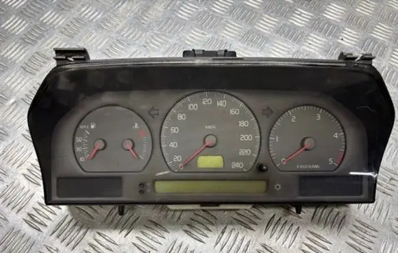 Volvo V70 Speedometer (instrument cluster) 9451530