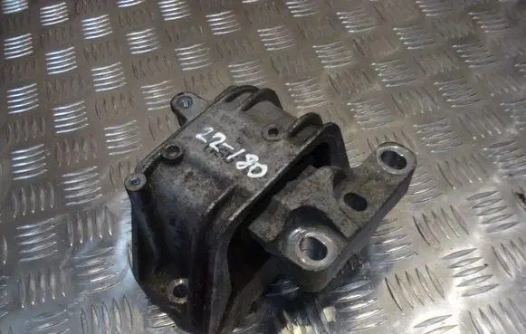 Volkswagen PASSAT B6 Engine mount bracket 22180