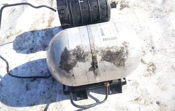 Vacuum air tank