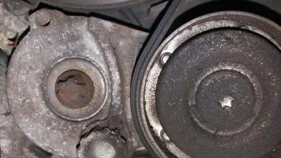 Opel Zafira B Generator/alternator belt tensioner 55556090AZ