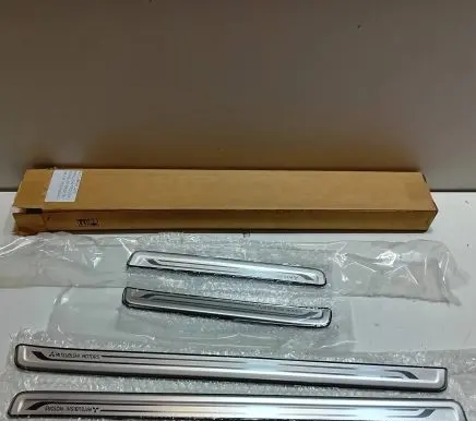 Mitsubishi L200 Sill/side skirt trim MZ330752