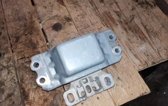 Volkswagen Golf V Engine mount bracket 1K0199555