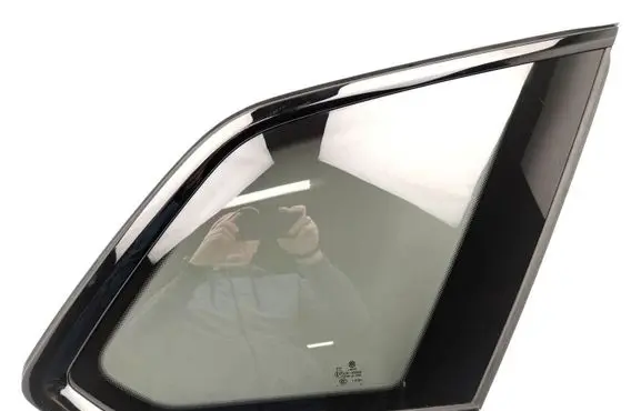 Volkswagen Touareg I Rear side window 760845298DE