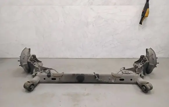 Nissan Leaf II (ZE1) Rear axle beam 