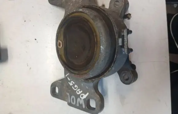 Volvo V40 Engine mount bracket 326F09
