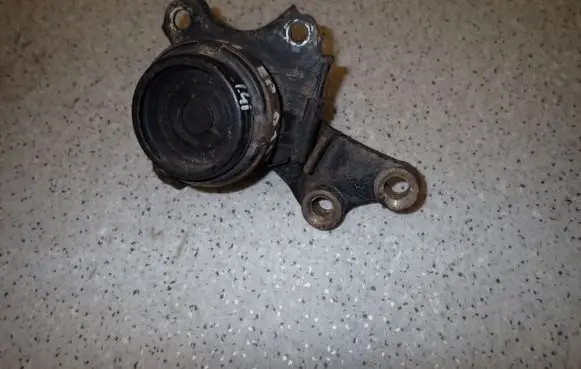 Engine mount vacuum valve