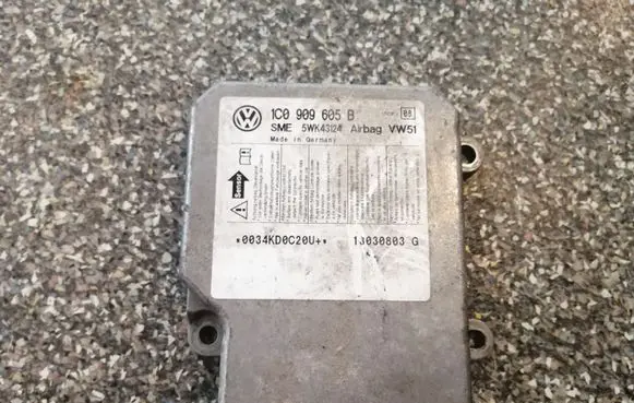 Volkswagen PASSAT B5.5 Airbag control unit/module 1C0909605B 5WK43124