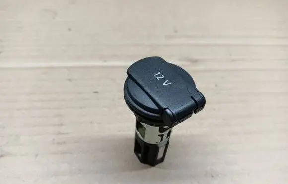 Volkswagen PASSAT B7 12 V Socket (front) 