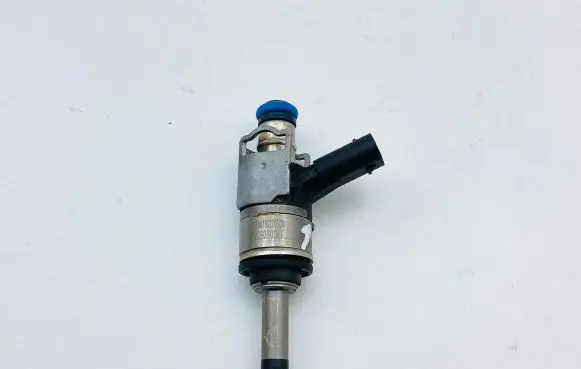 Audi Q7 4M Fuel injector 06C906036F 1240116220509