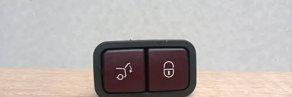 Mercedes-Benz ML W164 Tailgate/boot open switch button 2118219451 32132102