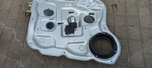 Hyundai Santa Fe Front door window regulator with motor 824702B070