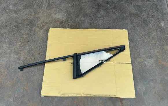 Mitsubishi Pajero Front door vent window glass four-door MB227770 MB320358 MB364554