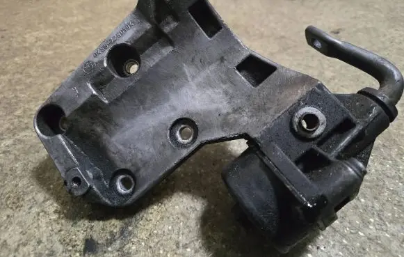 BMW 5 E39 A/C compressor mount bracket 7786194