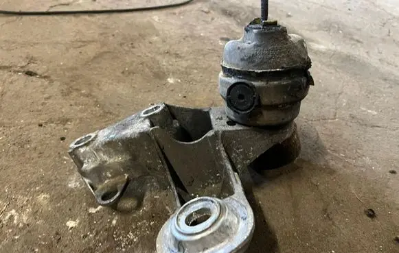 Audi A4 S4 B6 8E 8H Engine mounting bracket
