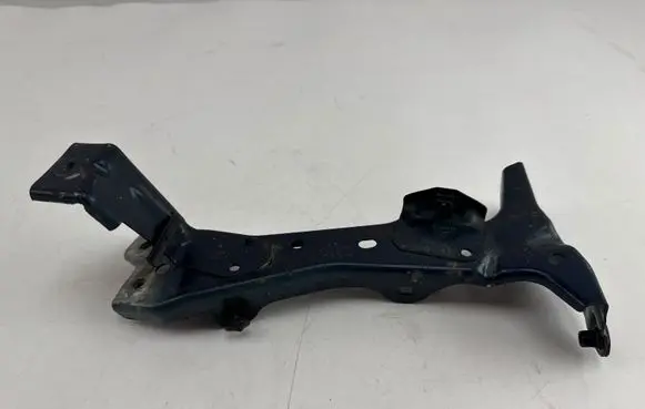 Audi A3 S3 8V Fender mounting bracket 8V0821136