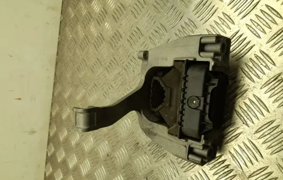 Volkswagen Tiguan Engine mount bracket 3Q0199262E
