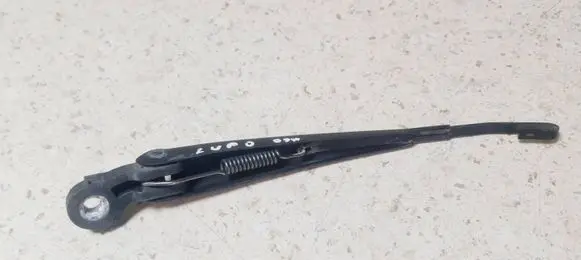 Rear wiper blade arm