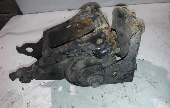 Nissan X-Trail T30 Engine mount bracket