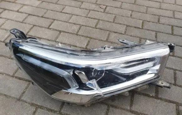 Toyota Hilux VIII Headlight/headlamp 81110YP4