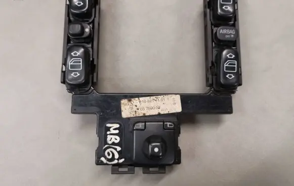 Mercedes-Benz C W202 Electric window control switch 2108214151 03750032