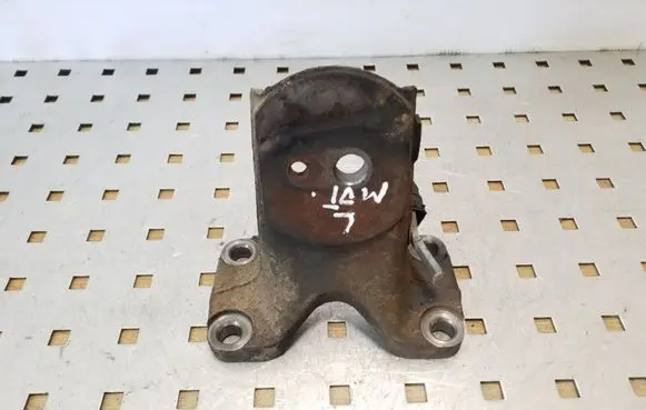 Toyota Land Cruiser (J120) Engine mounting bracket