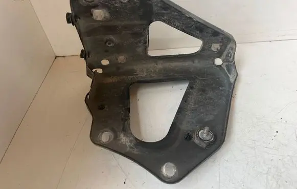 Audi A6 S6 C6 4F Fender mounting bracket 4F0821135 8S109