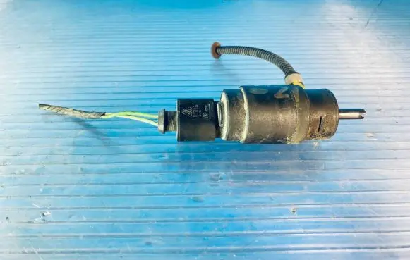 Skoda Octavia Mk2 (1Z) Windscreen/windshield washer pump 1K5955651