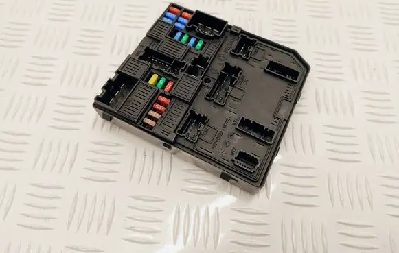 Renault Megane IV Fuse module 284B66727R 2928147308 5AKA12F01