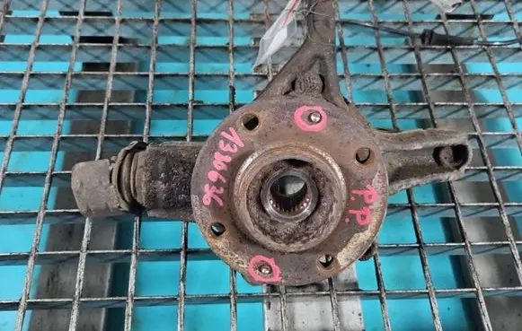 Front wheel hub spindle knuckle
