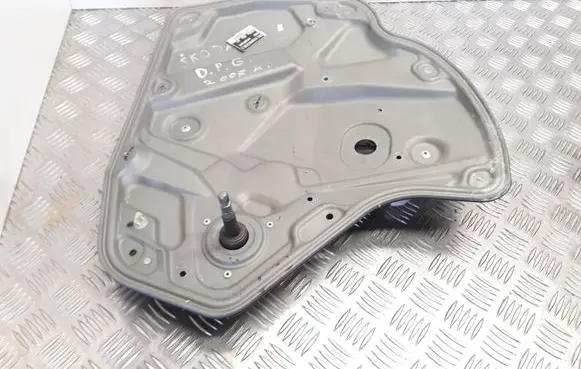 Rear door manual window regulator