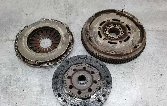 Toyota Avensis T250 Dual mass flywheel 323063410