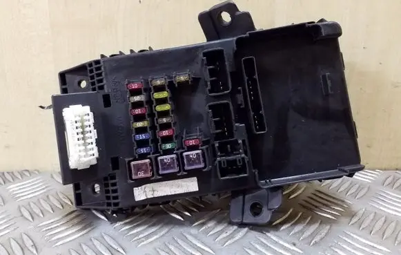 Toyota Avensis T220 Fuse module